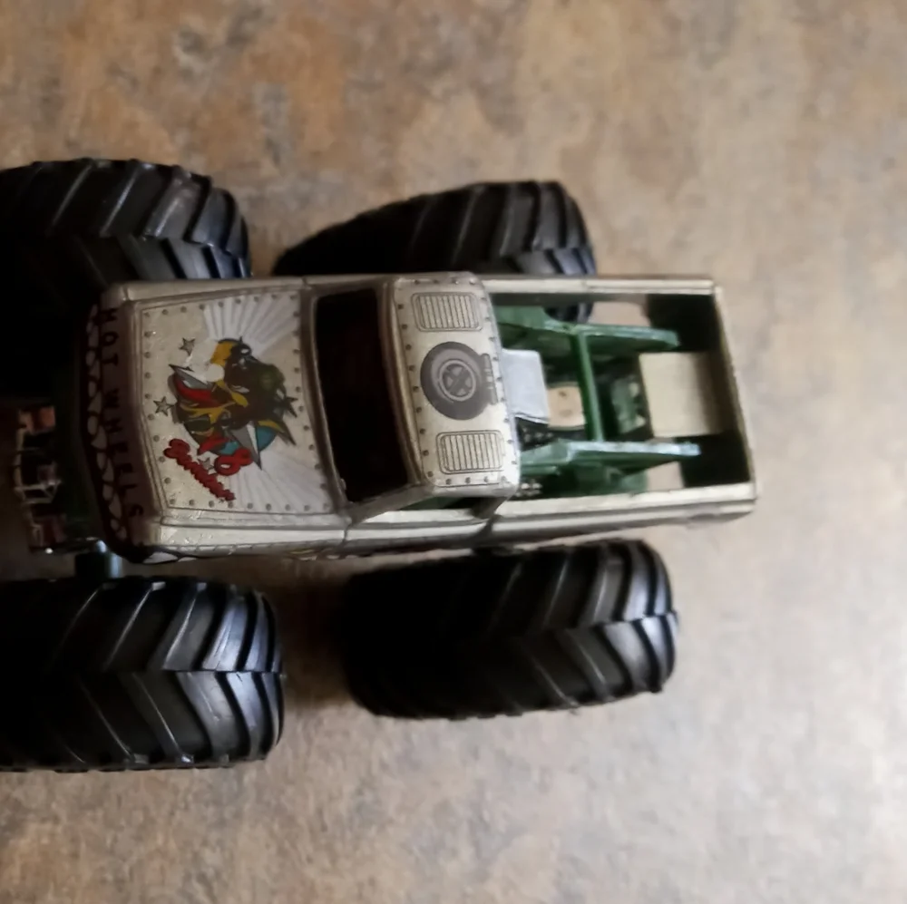Hotwheel v8 monster truck crusher
